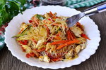 Рисовая лапша с курицей и овощами