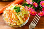 Салат из капусты с яблоком и морковью