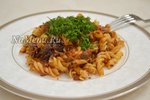 Макароны с тушенкой на сковороде
