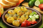 Молодая картошка с укропом и чесноком на сковороде