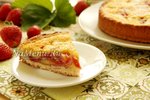 Пирог с клубникой и сметанной заливкой