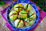 Квашеные зелёные помидоры с чесноком и зеленью в кастрюле