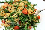 Салат из рукколы с креветками и помидорами черри