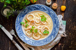 Жареные кальмары с луком и сметаной
