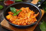 Тушёная капуста с картошкой и сосисками на сковороде