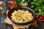Куриный бефстроганов со сметаной и томатной пастой