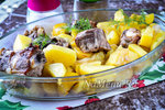 Картошка со свиными ребрами в духовке в стеклянной форме
