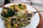Жульен с курицей и грибами на сковороде со сливками