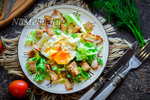 Салат "Лионский" с беконом и яйцом-пашот