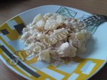 Салат из куриного филе с ананасами и сухариками