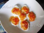 Десерт из белков под персиковым соусом "Снежки"