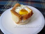 Яичница с томатами и сыром в хлебе