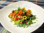 Салат с руколой, салями и оливками