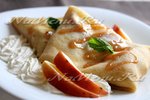 Блины с яблоками и взбитыми сливками