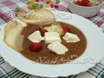 Фруктовый суп с мороженым и томлеными грушами