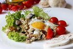 Вкусная яичница с шампиньонами
