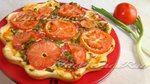 Вкусная пицца с помидорами