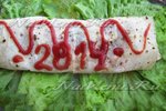 Новогодний рулет с крабовыми палочками и мясом