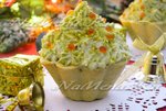 Закуска с креветками, красной рыбой и авокадо в тарталетках