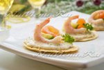Канапе с креветками, семгой и огурцом