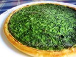 Открытый пирог со шпинатом, сыром и ветчиной