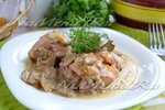 Курица в горшочке с грибами и сметанным соусом