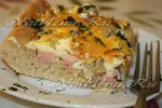 Домашняя пицца с колбасой, сыром, грибами и сыром