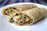 Рулет из лаваша со сливочным сыром, тунцом и овощами