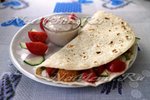 Лаваш с овощами и фалафелем с ореховым соусом