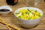 Жареный рис с курицей и горошком
