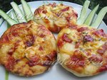 Домашняя мини-пицца с колбасой и сыром