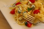 Паста с голубым сыром, помидорками черри и соусом из пармезана