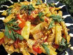 Зеленая фасоль с помидорами и яйцом