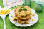 Оладьи с крабовыми палочками, зеленым луком и кукурузой в мультиварке