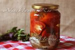 Помидоры резанные, маринованные с базиликом