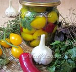 Пряные маринованные черри с базиликом, эстрагоном и петрушкой