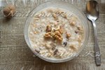 Овсяные хлопья с изюмом и грецкими орехами на завтрак