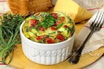 Порционный омлет с колбасой и овощами