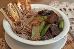 Соба со свининой, овощами и жареным сыром