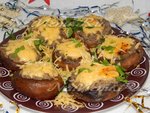 Фаршированные грибные шляпки (в мультиварке)