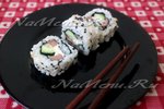 Урамаки с лососем и огурцом