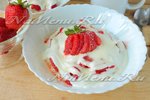 Овсяная каша с клубникой и сметаной