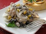 Салат с курицей и жареными шампиньонами