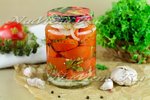 Консервированные помидоры дольками с луком и маслом