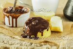 Кекс в кружке в микроволновой печи