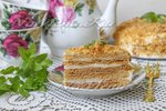 Торт "Медовик", классический рецепт со сметанным соусом