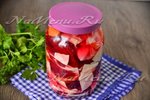 Капуста со свеклой в банках крупными кусками