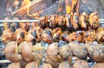 Куриные крылышки с картошкой на мангале