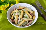 Легкий салат с колбасой и сухариками