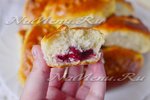 Пирожки из дрожжевого теста с вишней в духовке